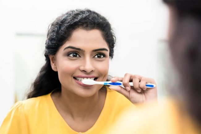 tips-to-maintain-routine-oral-hygiene dental brush